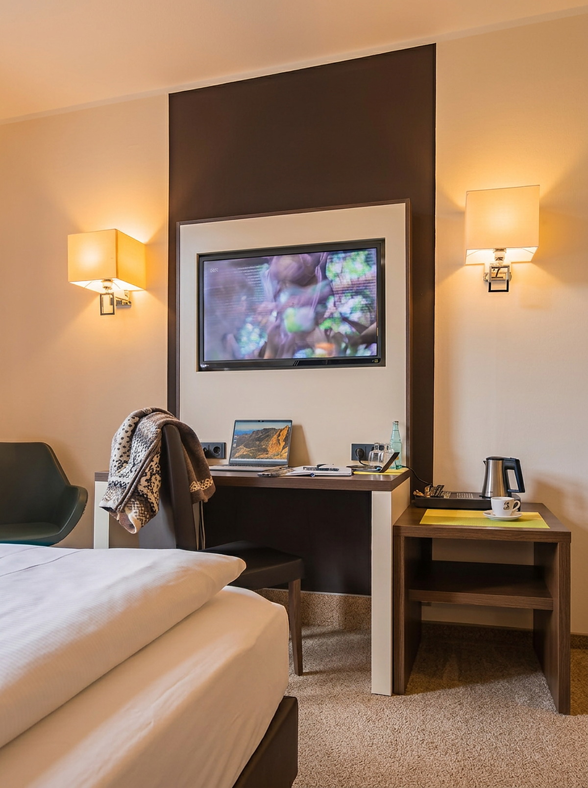 Hotelzimmer mit modernem Interieur und natürlichem Licht